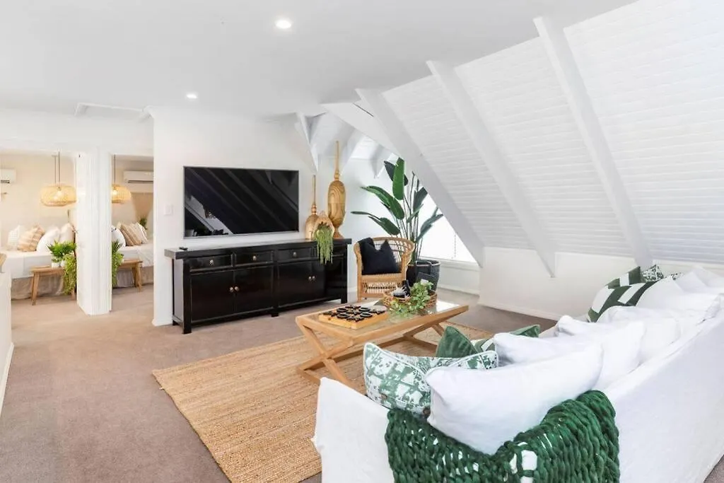 Absolute Beachfront Family Size Home Gold Coast