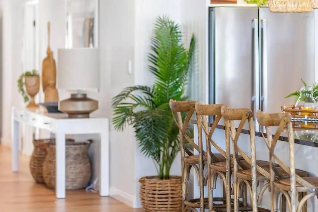 Willa Absolute Beachfront Family Size Home Gold Coast