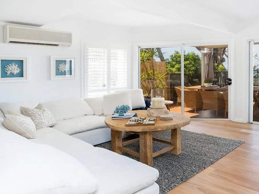 Willa Absolute Beachfront Family Size Home Gold Coast