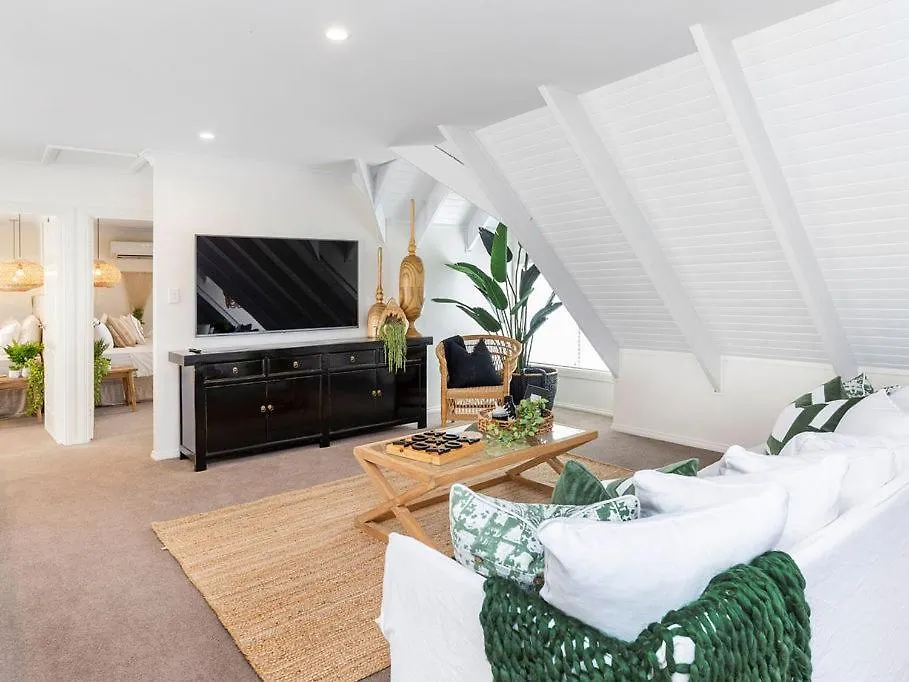 Absolute Beachfront Family Size Home Gold Coast 0*,